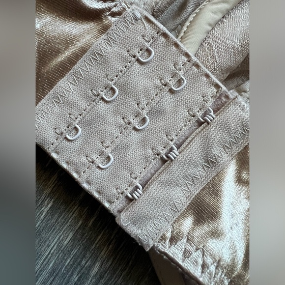 Vtg Olga Shiny Nude Satin Floral Underwire Unpadded Second Skin Bra 33545 38DD - Picture 6 of 7